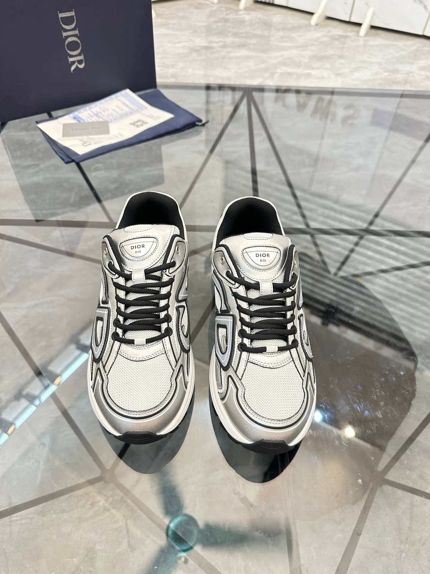 Men's shoes: 💰P400¥ Available in Guangzhou Product trademark: Dior* "Dior*" low-top casual shoes Regular size: 35-46 (can be customized to 47) Couple style Product materials: Upper imported cowhide stitched with original fabric, breathable lining, ultra-light foam original outsole. No.: 007